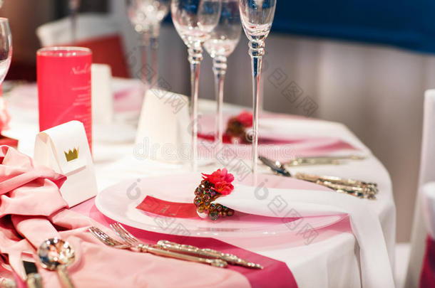 优雅的桌子，软红色和粉色，适合婚礼或活动部分