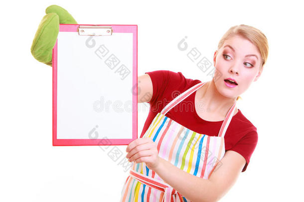 家庭主妇或咖啡师在厨房围裙上拿着<strong>写字板</strong>，空白处被隔离