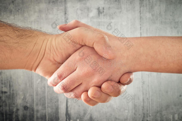 友好的握手。男人和女人握手。