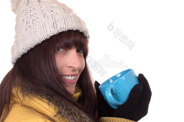 微笑的女人在冬天喝一杯热茶