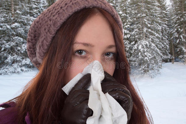 室外感染感冒和流感病毒的年轻妇女