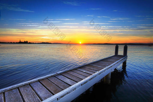 落日在马夸里湖的防波堤后面