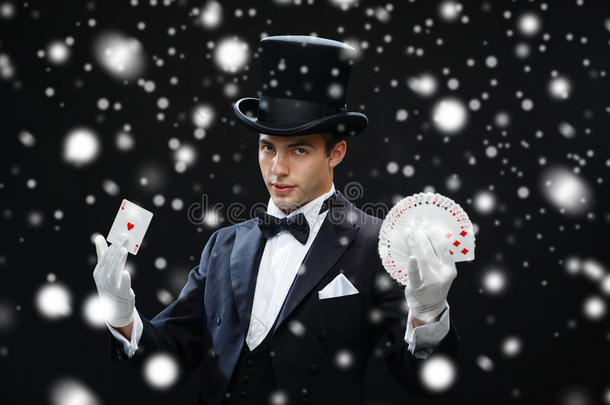 用扑克牌表演魔术的魔术师