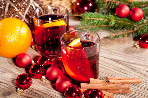火辣可口的香辣红葡萄酒，搭配橘子和肉桂，圣诞<strong>佳节</strong>