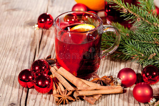 火辣可口的香辣红葡萄酒，搭配橘子和肉桂，圣诞<strong>佳节</strong>