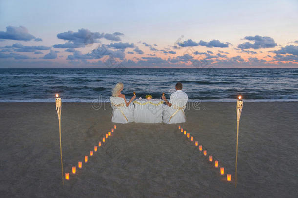 豪华浪漫晚餐期间的海边情侣