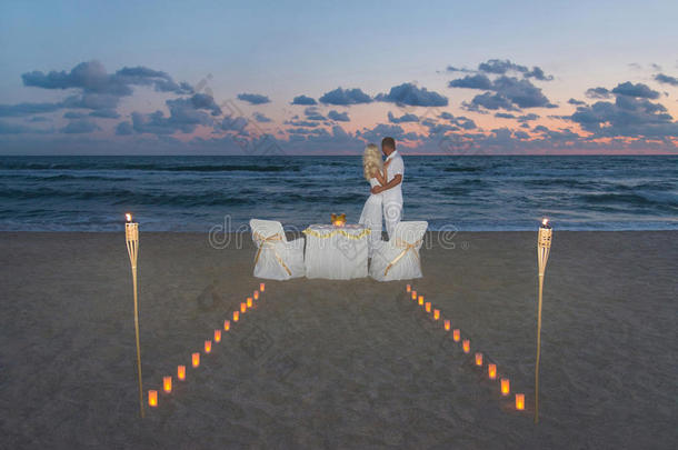 豪华浪漫晚餐期间的海边情侣