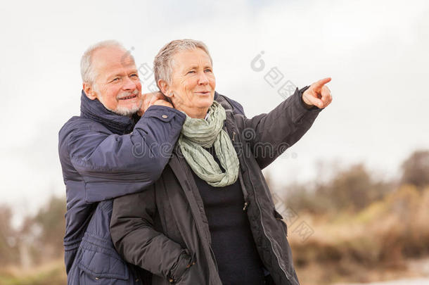 快乐老年夫妇老年人一起户外活动