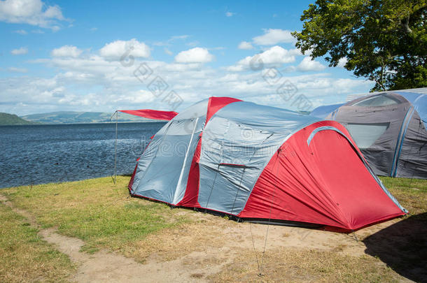 湖边野营地的帐篷