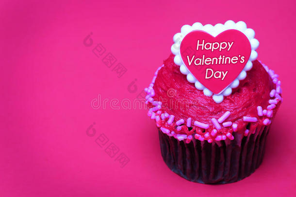 巧克力纸杯蛋糕，上面有情人节的心，粉红色以上