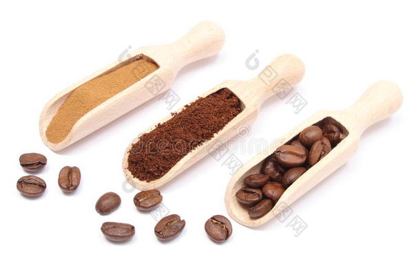 木勺上的谷物、磨碎的咖啡和<strong>速溶</strong>咖啡