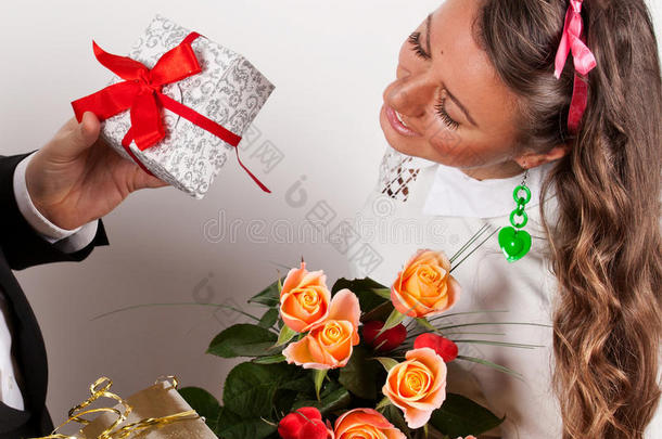 节日，礼物，生日概念-带花的快乐女人