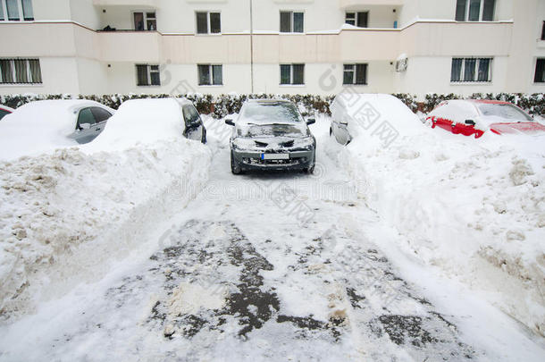 极端降雪-被困的汽车