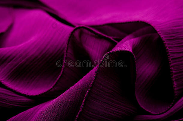 紫色，紫罗兰色的柔软纺织品，优雅的波纹材料