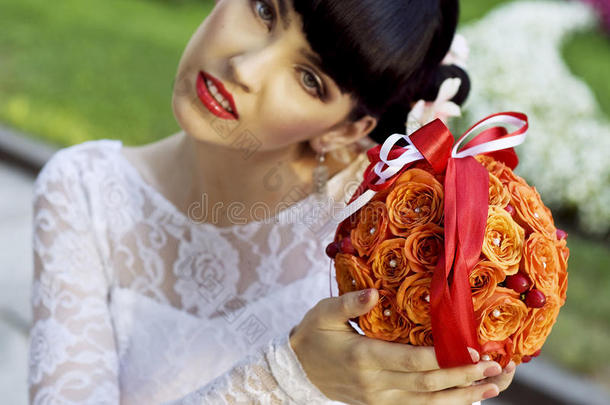 美丽的新娘，捧着橘黄色的花