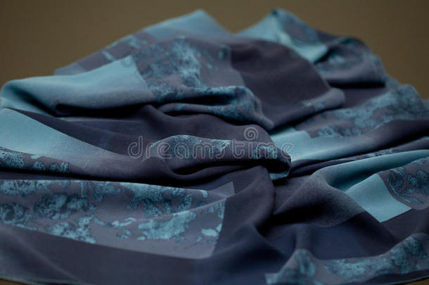 蓝色柔软的彩色纺织品，优雅的波纹材料