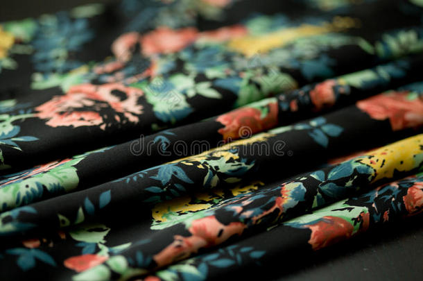 黑色柔软的彩色纺织品，优雅的波纹材料
