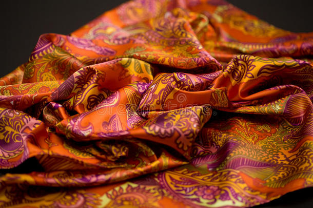 红色，黄色，橙色，柔软的彩色纺织品，优雅的波纹材料