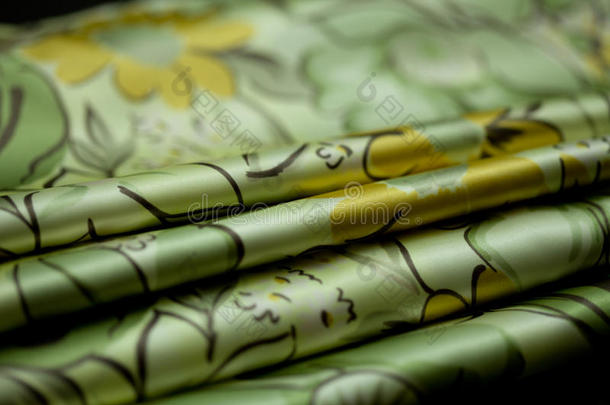 绿色，黄色，柔软的彩色纺织品，优雅的波纹材料
