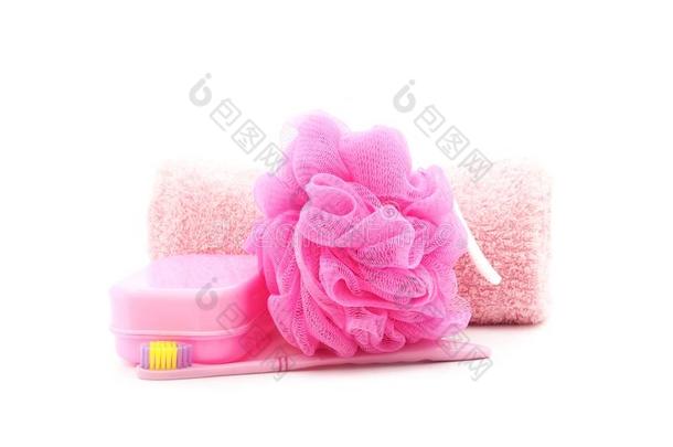 粉色牙刷、肥皂盒、毛巾和淋浴洗涤器