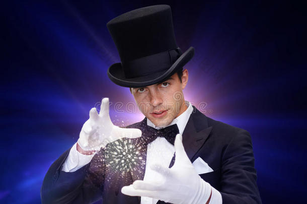 戴帽子的魔术师表演魔术