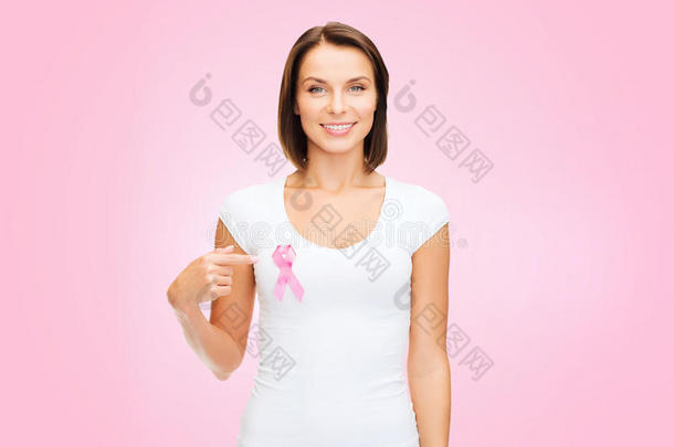 带着粉红色癌症意识丝带的女人