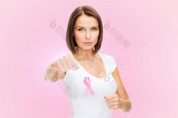 带着粉红色癌症意识丝带的女人