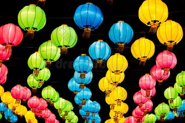 春节期间有许多彩色的中国灯笼