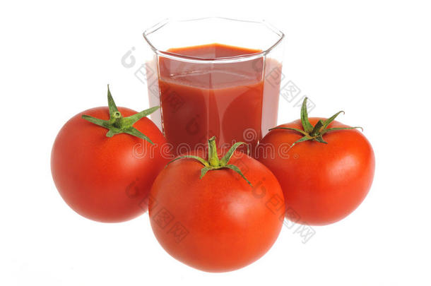 三个<strong>西红</strong>柿和一个装满<strong>西红</strong>柿汁的玻璃杯