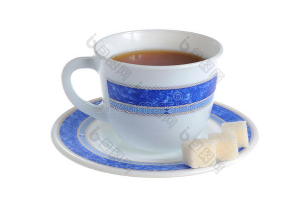 一杯茶和精<strong>制糖</strong>放在白色的碟子上