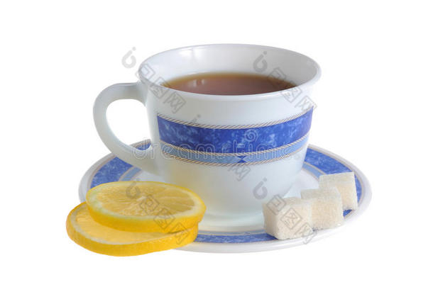一杯柠檬茶和两片柠檬，精<strong>制糖</strong>放在白色的碟子上