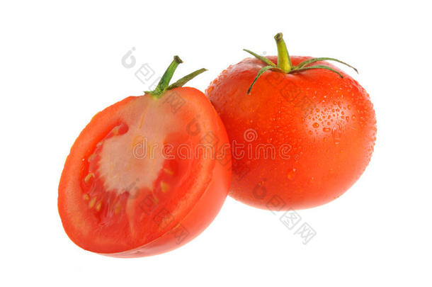 一个半个完整的西红柿，上面覆盖着<strong>一层</strong>水滴
