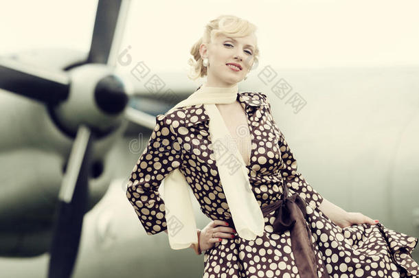 美女与飞机的复古造型照片