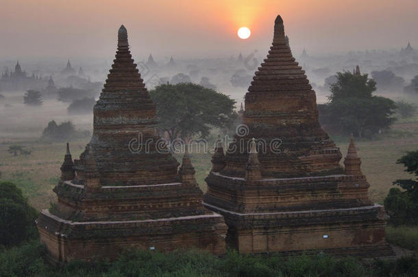 <strong>清晨阳光</strong>普照的巴甘寺庙。缅甸（缅甸）。