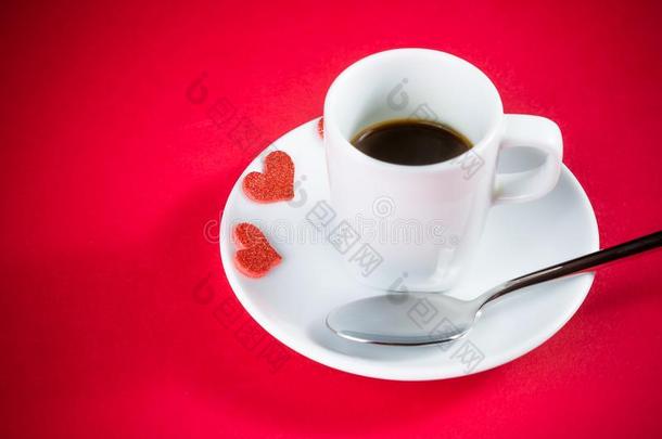红色桌上咖啡杯旁的<strong>装饰红心</strong>，概念情人节