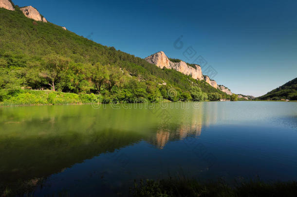 岩石和青林之间的山湖