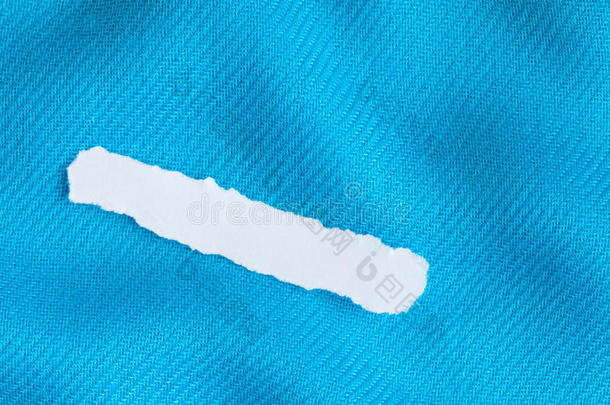 蓝色织物纺织材料上的一张废纸空白复印空间