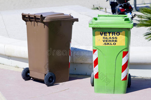 垃圾桶和垃圾分离容器