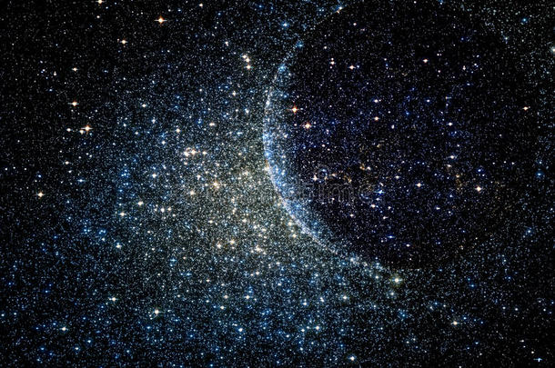 恒星以广阔的宇宙球体为背景聚集在一起。