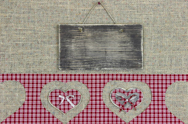 粗木标牌，红色格子镶边，粗麻布背景上有心形切口