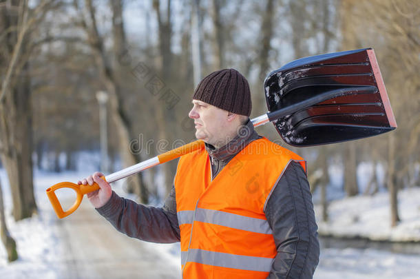 拿着雪铲<strong>的</strong>人