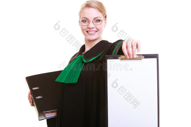 身着波兰经典礼服的女律师拿着写字板空白的牌子