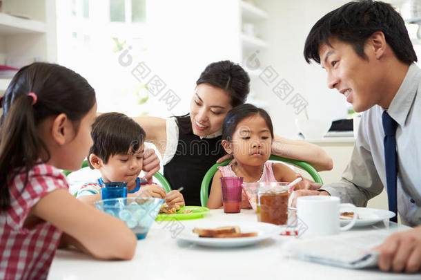 亚洲家庭在丈夫上班前吃早餐