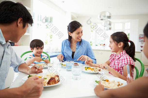 亚洲家庭坐在一起吃饭