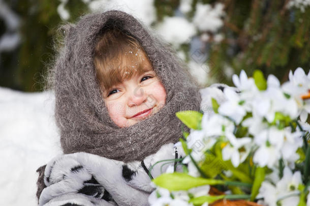 小女孩在冬日的树林里拿着一大筐雪水