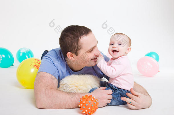 父亲和八个月大的女儿玩耍