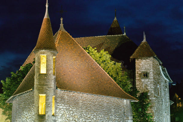 安尼西中世纪小镇：法国，夜晚的旧监狱屋顶
