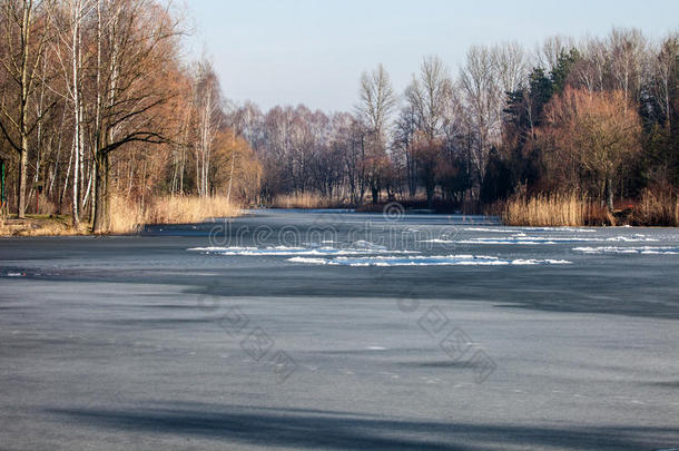 <strong>波兰</strong>传统的冬季景观，冰冻的湖泊。