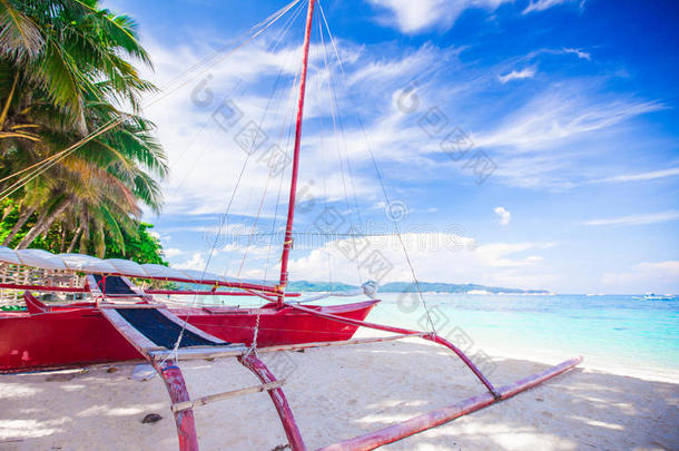 年白色沙滩上的菲律宾<strong>红船</strong>