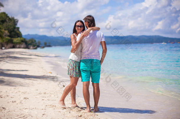 一对年轻夫妇在异国情调的海滩上<strong>相亲相爱</strong>
